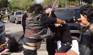 KKK成员和反抗议者之间爆发了一场荒谬的暴力斗殴，使一个处于危急状态