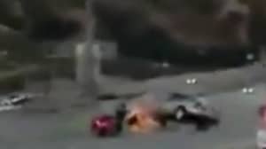 在路怒中，摩托车手踢车引发了一系列的事件