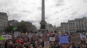 数千人聚集在伦敦市中心的反锁定抗议