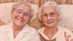 英国最古老的双胞胎中的两个一起庆祝他们的101岁生日
