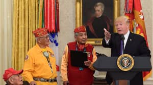 特朗普在赞扬美国土著密码员时嘲笑了“波卡洪塔斯”