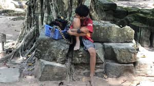 柬埔寨男孩惊人的旅游通过讲述10种不同的语言来销售纪念品
