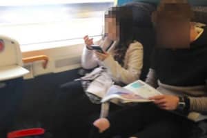 残疾的妇女在询问夫妇坐在火车上的座位后被告知'f * ck's'