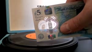 你可以用新的塑料唱片来播放黑胶唱片