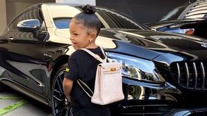 Kylie Jenner给了女儿Stormi $ 12k Backpack在学校的第一天