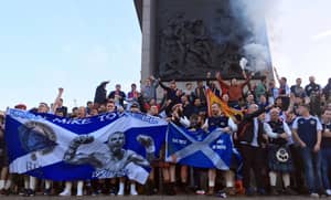 苏格兰球迷占领了伦敦市中心的停战纪念日纪念馆