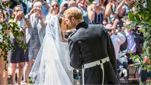 皇家婚礼2018年：哈里王子和梅根·马克斯分享了初吻作为已婚夫妇