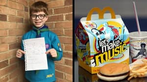 年轻小伙子呼吁孩子们抵制麦当劳的快乐餐具玩具