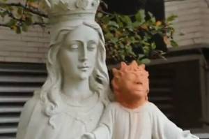 雕塑家试图取代婴儿耶稣的头，创造出一个恶魔