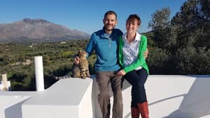 一对夫妇在30多岁时放弃工作，退休住在希腊岛上