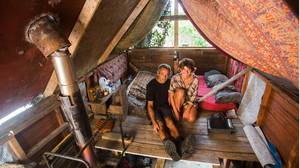 一对康沃尔夫妇住在一间临时小屋里，一年的生活费仅为1250英镑