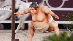 马正在被东京奥运会的巨型相扑雕像“吓倒”