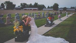 在新婚当天，悲伤的新娘去拜谒已故伴侣的坟墓
