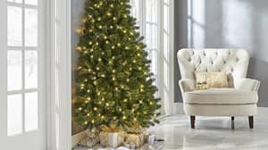 如果您不想装饰完整的圣诞树，可以购买一半的圣诞树