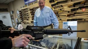 美国枪支商店的武器和弹药在拜登的职位之外