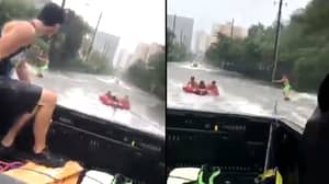 飓风厄玛:迈阿密的小伙子们尽情享受风暴