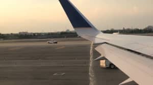 令人难以置信的镜头显示跑道上联合航空飞机的燃料涌入