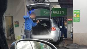 汽车服务工作者喷气机的奇异视频在客户车内洗涤疾病