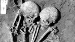 坟墓中发现的三千年前相互拥抱的骸骨