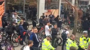 数千人骑车穿越伦敦抗议持刀犯罪
