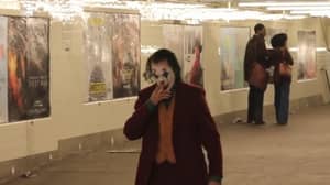 泄露的'小丑'场景看到Joaquin Phoenix吸烟香烟在Mayhem之后