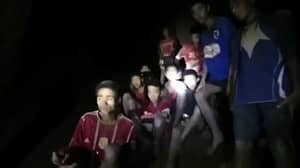 一个男孩被困在泰国洞穴里有助于拯救他的伴侣