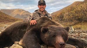 猎人在与巨大的熊摆姿势后，受到恶性死亡威胁
