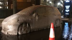 寒冷的天气在伦敦留下了这辆车完全冻结了