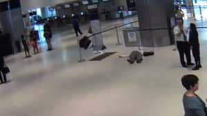 联合航空公司工人抓获了71岁的男子到地板上