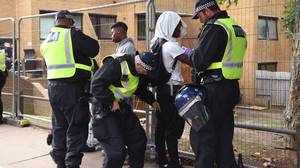 在诺丁山狂欢节上，一名男子被刺伤，370人被捕，30名警察受伤
