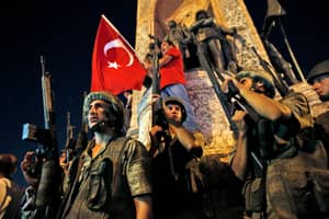 在政变中暴力事件的报道中，土耳其资本中听到的大声爆炸声