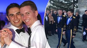 两名美国陆军队长已成为第一个在他们遇到的军队基地结婚的同性恋夫妇