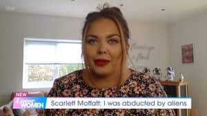 斯嘉丽·莫法特（Scarlett Moffatt）声称她十岁时被外星人绑架