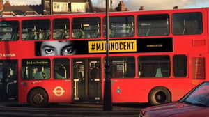 #MjinNecent广告出现在伦敦的巴士上，以抗议离开梦幻岛Doc