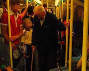 通勤者拒绝给养老金领取者座位标记为“他妈的耻辱”