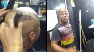 在他要求'不同'后，理发师将阴茎切入客户的头发