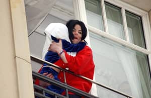 这是迈克尔·杰克逊（Michael Jackson）的儿子“毯子”的样子