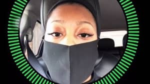 女人在戴口罩时分享如何使用面部ID解锁iPhone