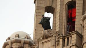 蝙蝠侠发现在利物浦的肝脏大厦顶部，因为拍摄仍在继续