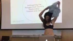 康奈尔大学的一名学生在论文演讲中脱到只剩内衣