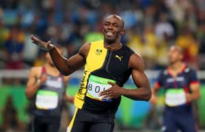 Usain Bolt将他的九枚金牌之一递回来