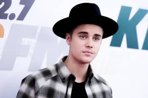 据报道，Justin Bieber正在考虑从他的生命中举行纪事的历史剧场景