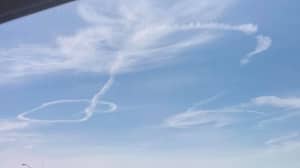 军用喷气式飞机的意外'在天空中画一个巨大的阴茎