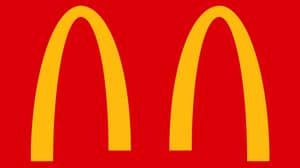 麦当劳将标志性的金色拱门分开，以促进社交距离