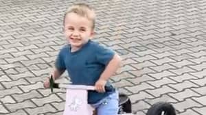 两个脚的男孩第一次截肢骑自行车