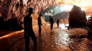 据报道，前两个男孩从泰国洞穴中带出来
