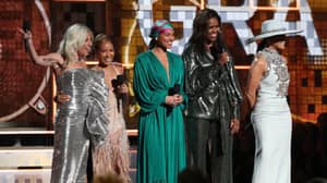 米歇尔·奥巴马（Michelle Obama）在格莱美岛（Grammys）惊喜地震惊了观众