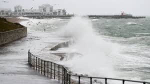 Storm Freya是由于击中了英国的风雨