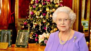 女王将她的圣诞装饰品保持在2月到2月来标记悲伤的周年纪念日