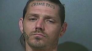 警察寻找想要的人，“犯罪”在额头上纹身